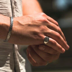 Hammered Signet - Silver -Men Jewelry Store 110 38461419 474b 43f1 9c4c 98b4a87c7704